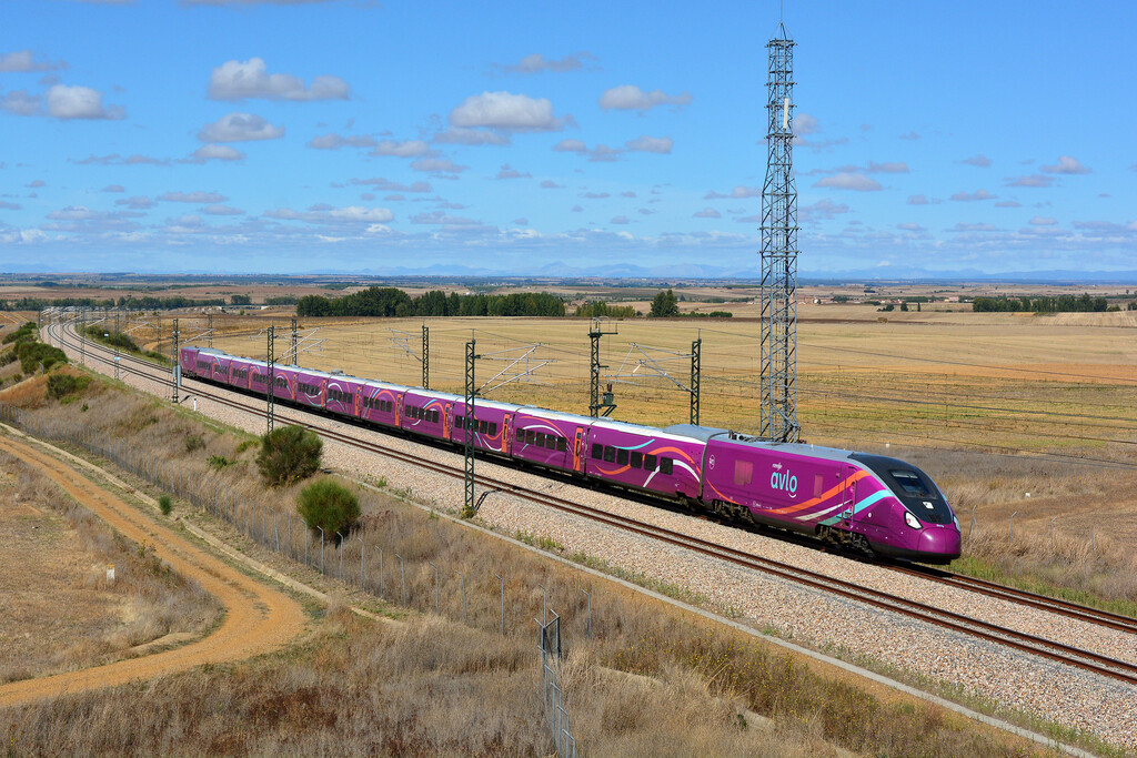 Renfe se ha hartado de los problemas con los trenes Avril. Así que los ha apartado de la línea entre Madrid y Barcelona